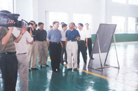 山东省委副书记姜大明到公司视察 （2004年8月）